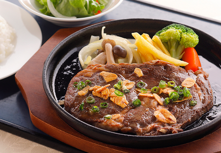 牛肉の鉄板焼ステーキ